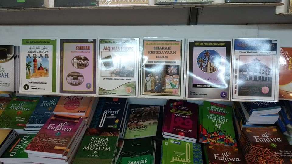 Buku Karya Asatidz Pesantren Persis Tarogong Ikut Dipamerkan di Jabar Book Fair 2019 79600162 2557179754380271 2297909848135696384 n (1)