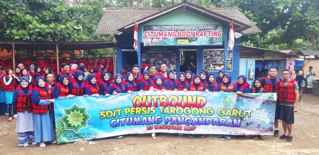 Bangun Kekompakan, Guru SDIT 1 & 2 Persis Tarogong Ikuti Outbound 81338341 2626126787485567 6525583308779159552 o