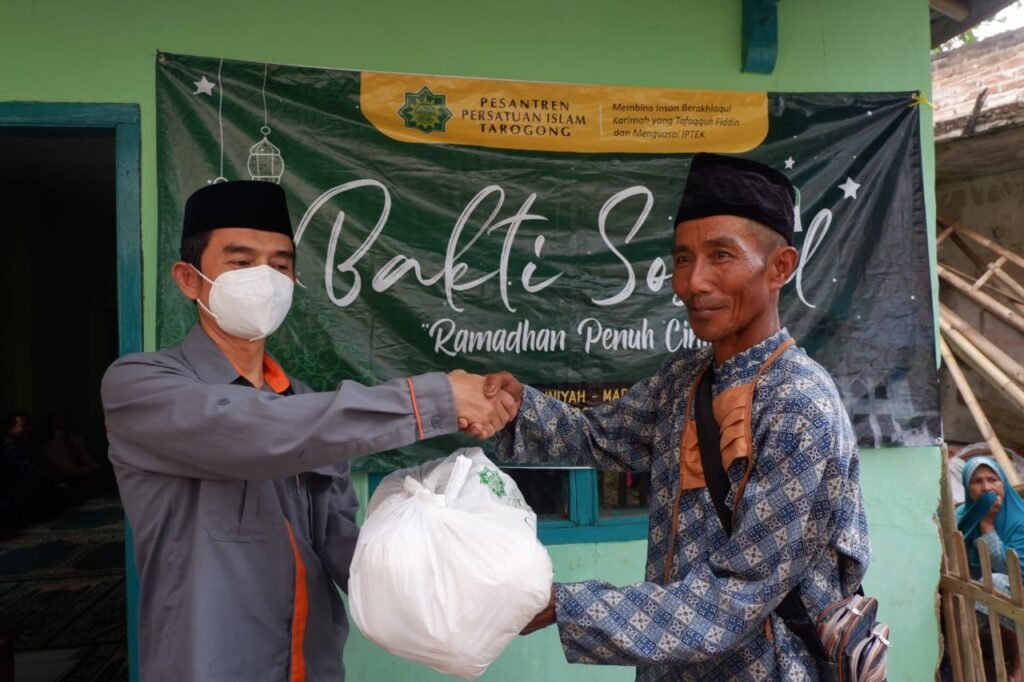 Pesantren Persis Tarogong Peduli dengan Berbagi 1300 Paket Sembako img 20210505 wa0018